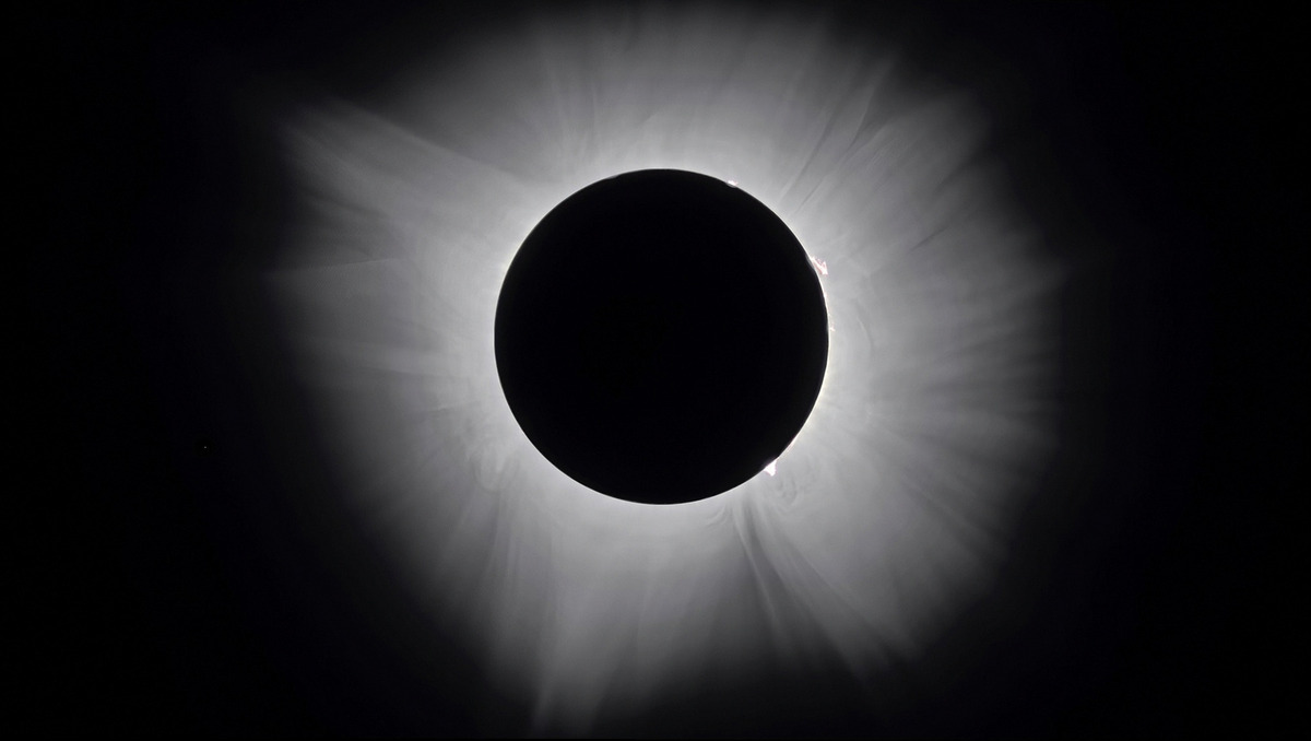 A single unprocessed exposure of the solar corona: the inner corona is bright but the frame falls to black about one solar radius out.